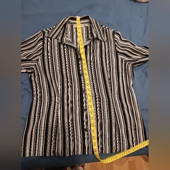 3 for $26 - Croft & Barrow Buttons Up Blouse. - Picture 7 of 7